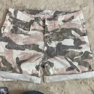 Shorts - Rosa shorts med militär mönster. 