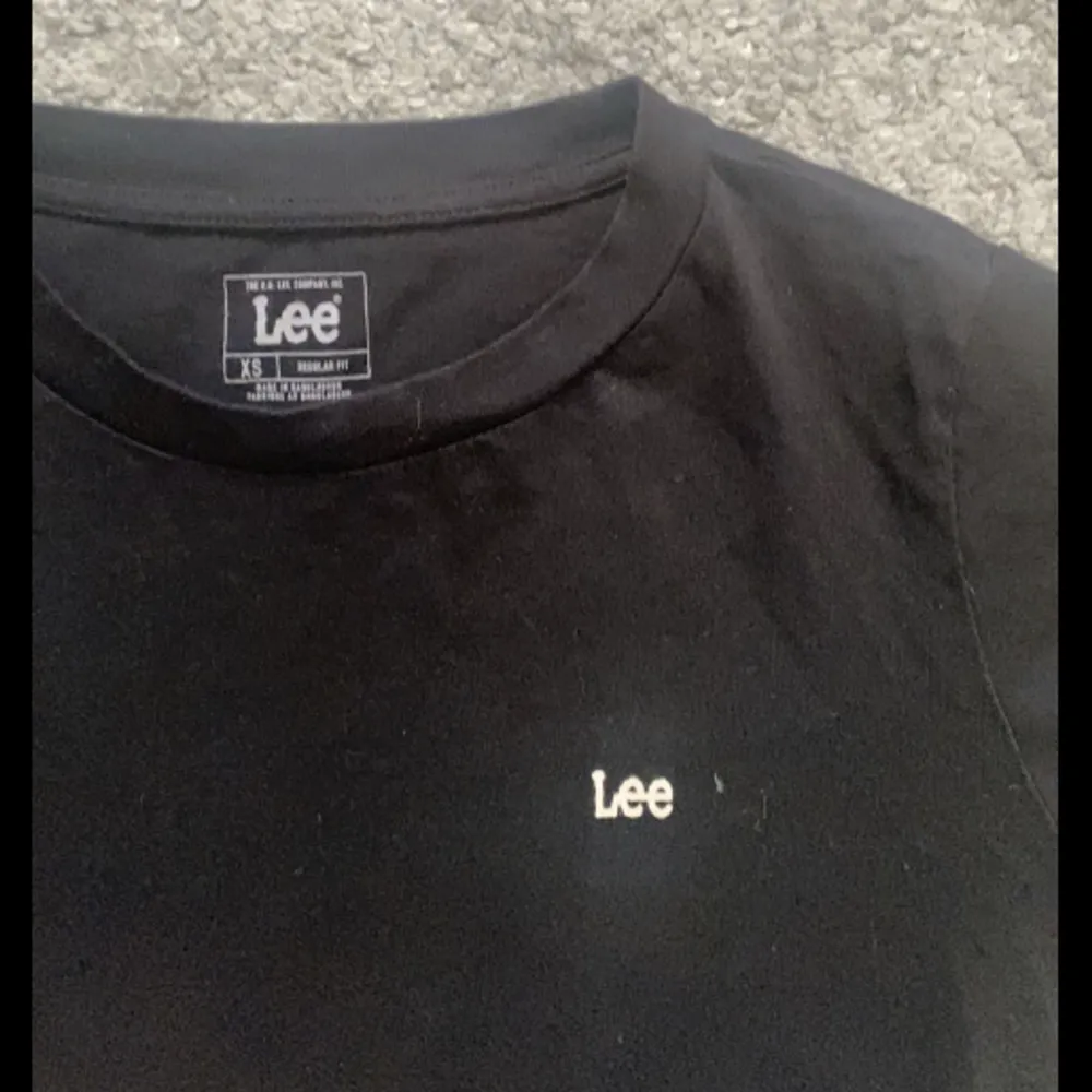 säljer denna lee t-shirten, säljer lika dan i grå 💞du får båda den svarta och gråa t-shirten för 150💞. T-shirts.