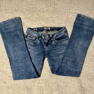Low waist bootcut jeans från LTB i bra skick. Är i modell valerie💓 orginal pris 799kr. skriv om du är intresserad, köparen står för frakten💓💓