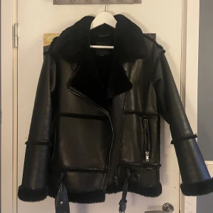 Monki jacka - Superfin fodrad ”skinn" jacka från monki💗 Aldrig använd och har inga skador🫶