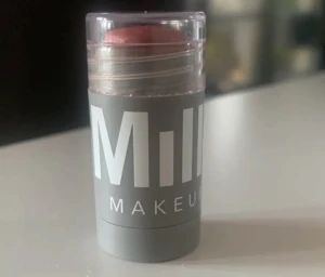 Milk rouge  - Säljer denna milk rouge Finns annat inlägg på min sida med bättre bilder och beskrivning. OBS säljer inte för 1 kr