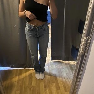 zara jeans - Superfina jeans från zara, lite stora därför kommer dom inte till användning. Storlek 32. Säljer för 150kr + frakt💕💕