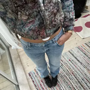 Supersnygga raka jeans från Gina. Storlek 40 så sitter mer baggy och lågmidjat på mig som annars har 36/38. Perfekt längd, jag är 175!🥰