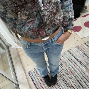Lågmidjade jeans! - Supersnygga raka jeans från Gina. Storlek 40 så sitter mer baggy och lågmidjat på mig som annars har 36/38. Perfekt längd, jag är 175!🥰