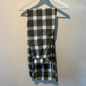 Långa randiga byxor  - Rensar ut min garderob för saker jag inte använder. För mer frågor, bara och skicka iväg ett meddelande!😋 (Frakt varierar storleken på plagget) Dessa byxor är köpta på tall avdelning på asos. Så de passar er i längden som är mellan 175-182 cm. Jag är 180