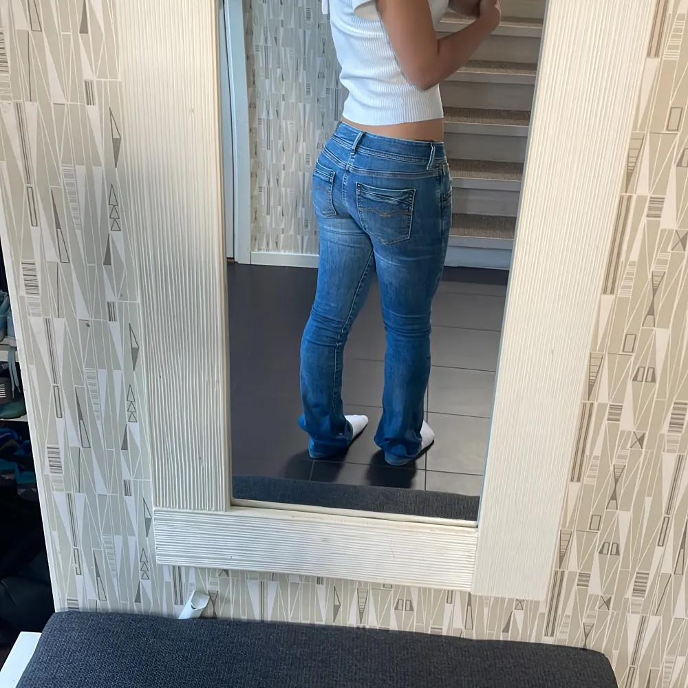 Low waist jeans från Replay i bootcut modell. Säljer då de är för långa på mej💓de är väldigt stretchiga och i riktigt bra skick! De har även snygga detaljer på fickor osv. Skriv för fler frågor eller bilder!💓 Innebenslängd-83cm Midjemått (rakt över)-35cm. Jeans & Byxor.