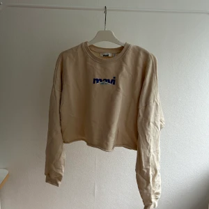 Croppad tröja    - Beige tröja från märket Mavi, som är turkiskt. Sweatshirt material och croppad