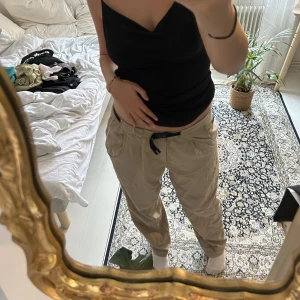 Vintage byxor - Svincoola baggy byxor köpa secondhand. Man knäpper dom i midjan så man kan spänna in dom hur mycket som helst!! I herrmodell men jag som kvinna tycker dom är skitsnygga på mig med. 