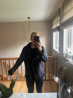 Skinnjacka med pälsfoder - Fin bikerjacka med syntetisk pälsfoder. Medföljer bälte