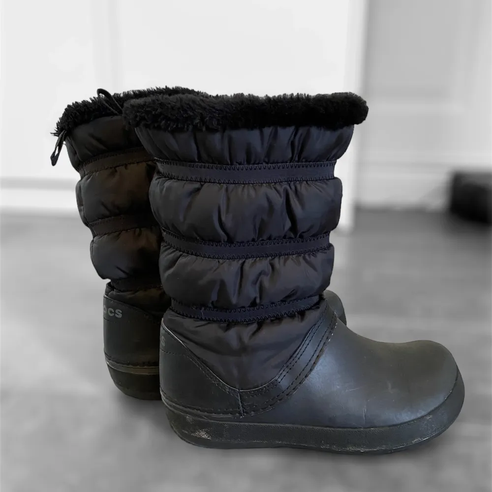 Crocs Winter Boot Black. Fina boots passar perfekt till vintern, går att böja ner som ni ser på bilden. Väldigt sköna, också praktiska eftersom vattentäta och så klart väldigt snygga! Lite smutsiga men inte skadade och går att tvätta Köpta för: 485kr. Skor.