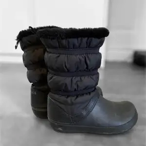 Crocs Winter Boot Black. Fina boots passar perfekt till vintern, går att böja ner som ni ser på bilden. Väldigt sköna, också praktiska eftersom vattentäta och så klart väldigt snygga! Lite smutsiga men inte skadade och går att tvätta Köpta för: 485kr