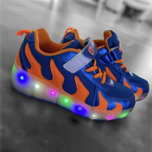 Rullskridskor-skor - Väldigt roliga rullskridskor-skor som både är ett par av skor som lyser alla sorts färger när man trampar i dem, men kan också få som små hjul på baksidan för att rulla på! Är använda inomhus ett väldigt få antal gånger, men i nyskick!