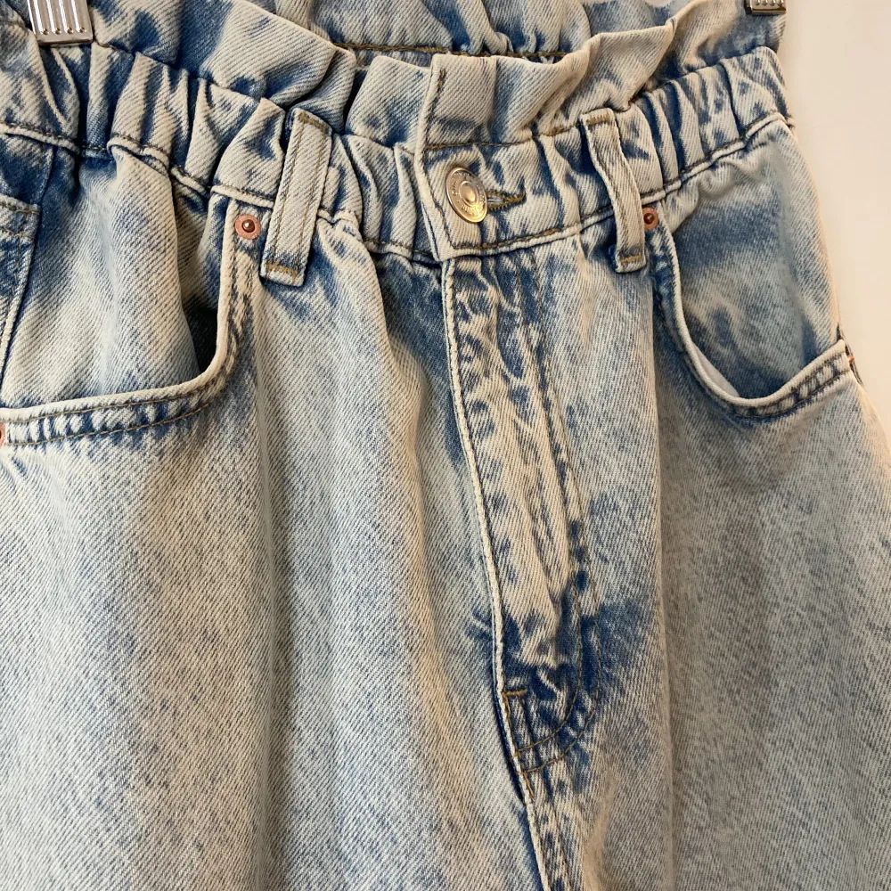 Fina ljsblå jeans (acid wash) i mom jeans stil från Gina Tricot i storlek 34. Jeans & Byxor.