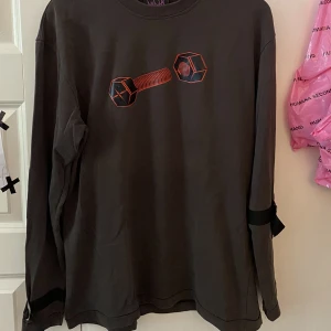 Yung Lean useless sweatshirt  - Rare yung lean useless merch. Storlek S men skulle säga att den passar M och är ganska oversised. Bra skick!!