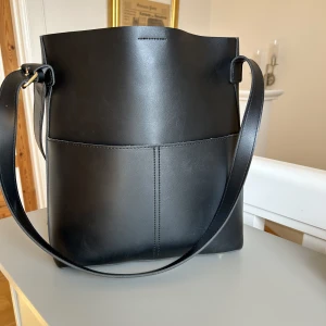 Väska  - En svart lite större väska som ej kommer till användning. Passar perfekt som skolväska✨