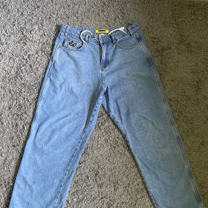 Blåa ”Spinner” Baggy Jeans från Butter Goods i Washed Indigo färgen. Köpta för 1300kr på Junkyard i våras. Inga fel vad jag sett, DMa för fler bilder eller om du har frågor. 