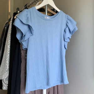 Blå topp - Blå topp från Zara, storlek L men passar även M💙