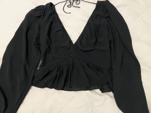 En svart topp från h&m  - En svart topp från h&m som endast använts ett fåtal gånger. Storlek: Small. 