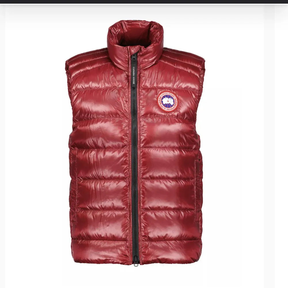 Vinröd väst i lättviktsdun från Canada Goose i polyamid. Använd 2gånger då den var fel storlek för mig. Nypris på hemsidan är 5899kr. Jackor.