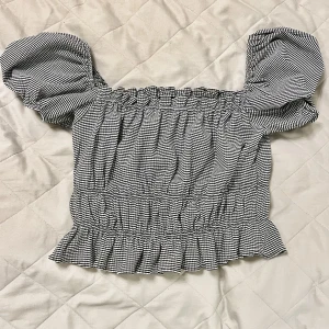 En randig topp från mango - En randig (svart och vit) topp från mango i storlek S. Har använt en/två gånger. 