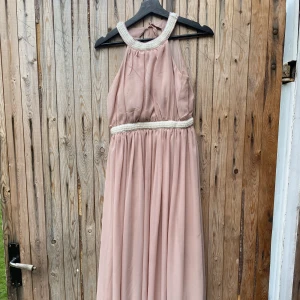 Balklänning  - Rosa balklänning från Nelly🩷