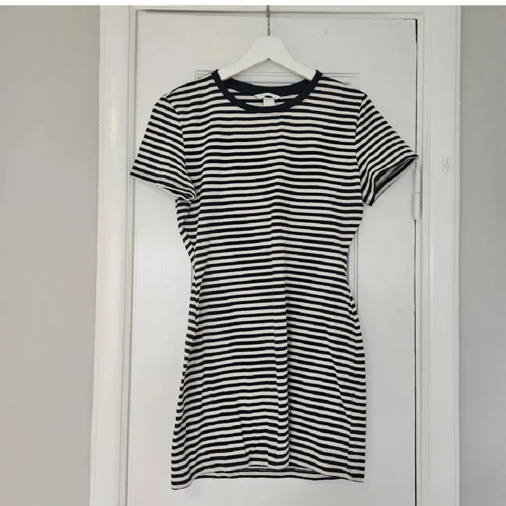 Superfin randig tshirtklänning. Mycket bra skick!. Mekot.