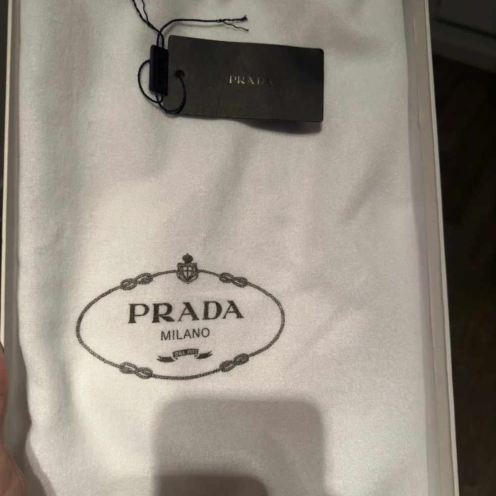 säljes pga att jag alldrig andvänder den ny pris på prada.com 6500kr. Övrigt.