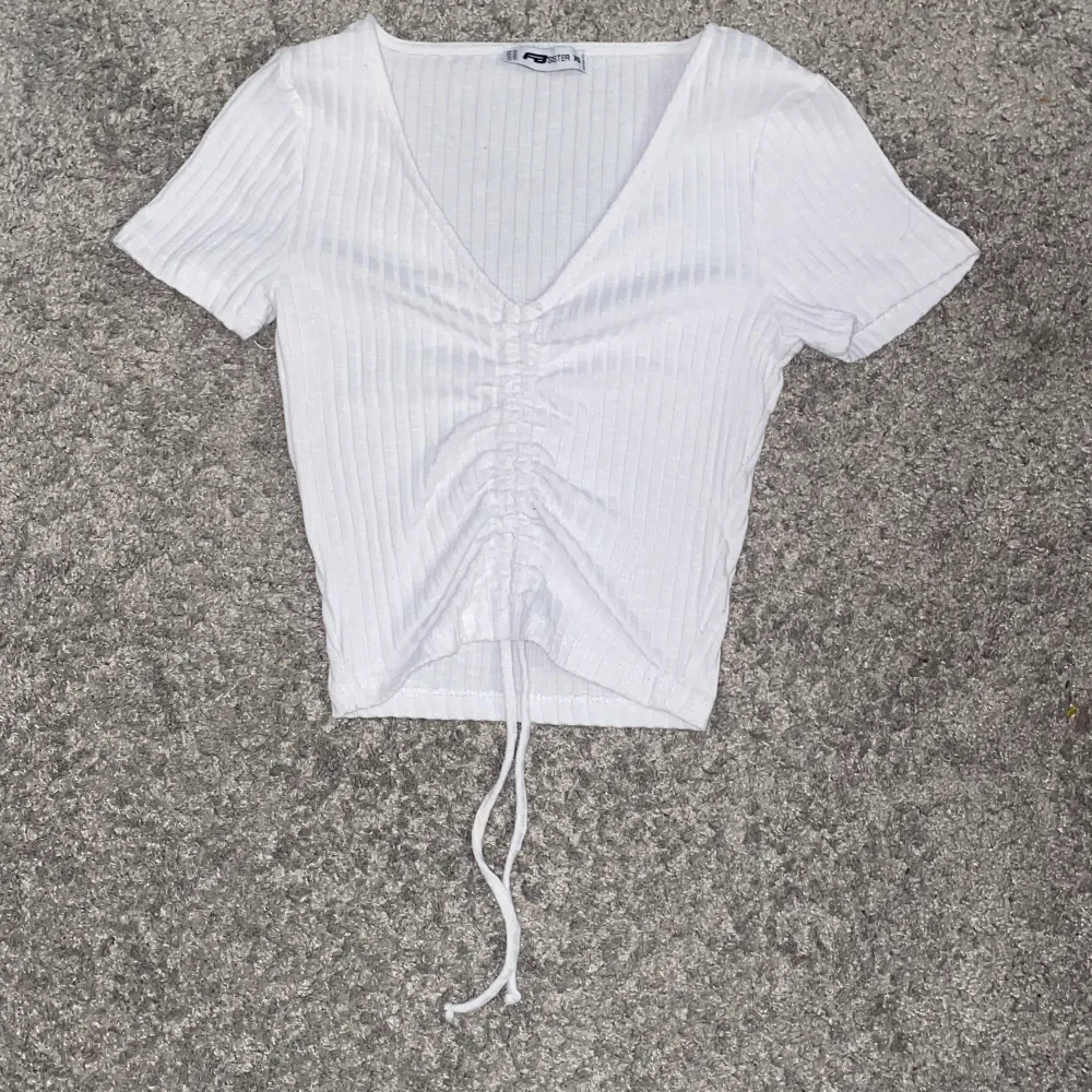 Säljer nu denna vita t-shirt från Newyorker. Den är i braskick. Jag säljer av skäl att den inte kommer till användning längre. Storlek xs. Pris kan diskuteras❤️.. T-shirts.