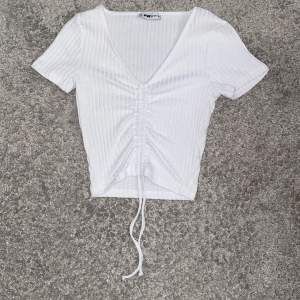 Säljer nu denna vita t-shirt från Newyorker. Den är i braskick. Jag säljer av skäl att den inte kommer till användning längre. Storlek xs. Pris kan diskuteras❤️.
