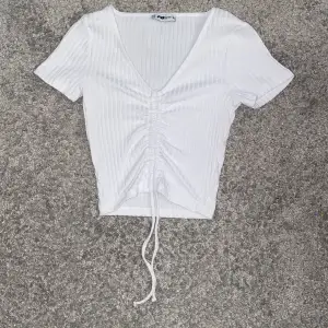 Säljer nu denna vita t-shirt från Newyorker. Den är i braskick. Jag säljer av skäl att den inte kommer till användning längre. Storlek xs. Pris kan diskuteras❤️.