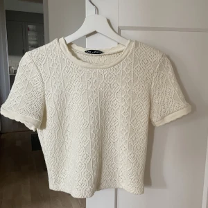Söt naturvit topp - Säljer även denna topp då den inte heller kommer till användning 🩷Naturvit i storlek M men liten i storleken och passar mig som vanligtvis har XS/S 🫶🏼Använd men i mycket fint skick!