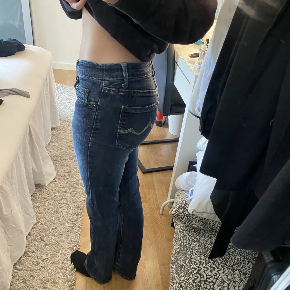 Lågmidjade vintage jeans, bootcut, från ragtag. Säljer vid bra bud då de är ett par favvisar. Jeans & Byxor.