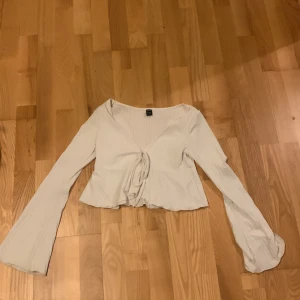 Vit magtröja - En vit långärmad magtröja Oandvänd  Bra skick