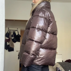Höst/vinterjacka  - Perfekt till hösten och vintern. Köpte två liknande och har valt att sälja denna då den aldrig används. Köpt för 1200 kr och jackan är i nyskick, hör av er vid intresse och frågor.💓