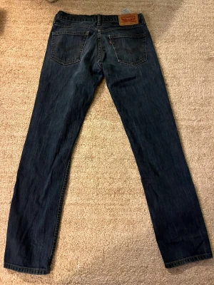 Levis 511 - Säljer dessa feta levisjeans som är försmå för mig men som jag knappt använt är iprincip i nyskick inga defekter nypris ligger på cirka 1100 kr storleken är 29 i midjan och 32 i längden kontakta mig om ni vill ha fler bilder kan mötas på Östermalm 