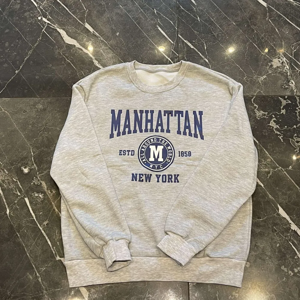 Manhattan New York Sweatshirt  Oanvänd Storlek: M Material: 100% polyester. Tröjor & Koftor.