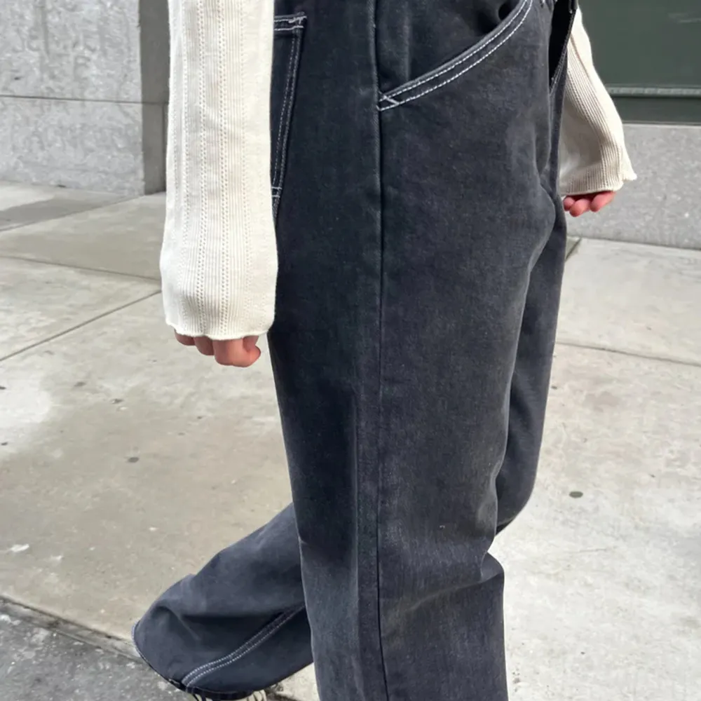 Jättefina jeans/cargo byxor från Brandy Melville. Ny pris 450! Knappt använda 💕 Lånade bilder. . Jeans & Byxor.