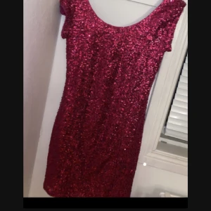 Paljett klänning  - Säljer en festlig rosa paljett klänning i Storlek 36💕💕