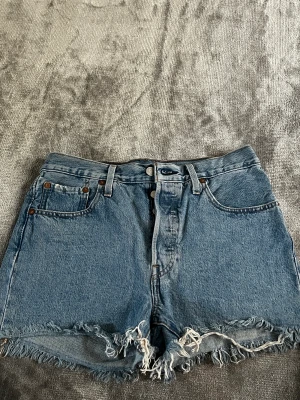 Levis shorts - Säljer dessa vintage jeans short, som är lite stora för mig. Skriv gärna för frågor🤍