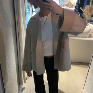 Kort trenchcoat  - Svinsnygg kort trenchcoat från märket Stockh lm, aldrig använd så den är som ny💕 nypris 1500kr