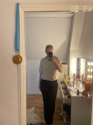 Low waist kostymbyxor - Svarta snygg vanlig kostymbyxor med låg midja i storlek 38, ny pris 499kr ej tillgängliga att köpa på hemsidan❣️