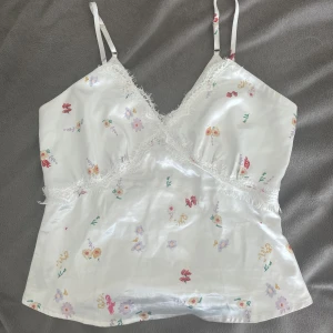 Blommigt linne - Otroligt fint satinlinne med speysdetaljer! Söta blommor på! 