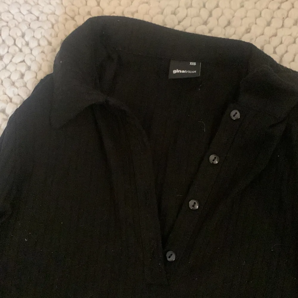 Långärmad svart tröja med krage och knappar där fram🫶🏼 Storlek XXS men passar mer XS/S⭐️ Den är i ribbat material och jag säljer pga. att jag inte använder mer💗. Toppar.