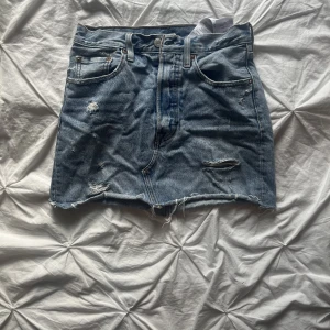 Levis jeans kjol - As snygg kjol jag köpte här på plick men den var för liten :(  köpte för 300 säljer för 250kr 