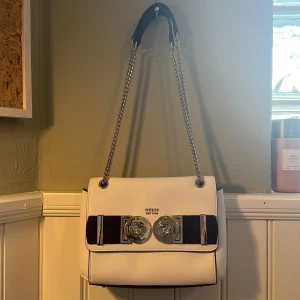 GUESS väska - Super fin guess väska, köpt för ett par år sedan och har knappt blivit använd, den är helt i nyskick, inga skador. Den har justerbart band och är rymlig. Köpt för 1 350kr.Säljer för 390 då jag inte har många intresserade. Skriv för mer info/bilder 💕