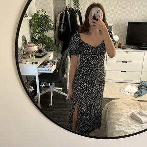 Klänning  - Svart blommig klänning från New yorker i stl 38. Väldigt bra skick, säljer pga den inte passar längre. Verkligen SÅ fin på🫶🏼