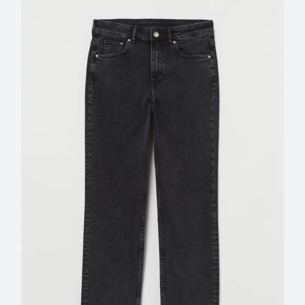 Ett par fina ankle jeans, lite uppklippta där nere därav billigt pris. Slutsålda. Skriv för fler bilder. Jeans & Byxor.