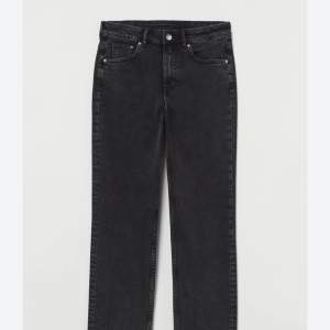 Ett par fina ankle jeans, lite uppklippta där nere därav billigt pris. Slutsålda. Skriv för fler bilder