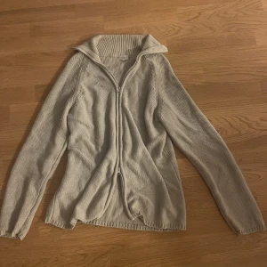 Tröja  - Tröja som är använd 1 gång, den är alldeles för stor för mig tyvärr - Storlek 44/46 typ L/XL - Köparen står för frakten - Inga returer - Betalning via köp direkt 