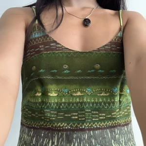 klänning - Jättesöt grön klänning med olika mönster, tidigare köpt på second hand, jag är 160 å den går någon decimeter över mina knän🌷